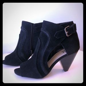 NIB Vince Camuto Ennley Shootie black suede sz 6